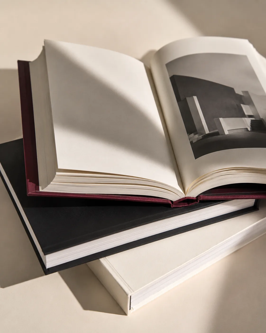 Open publicatie met rustige pagina's en zacht licht.